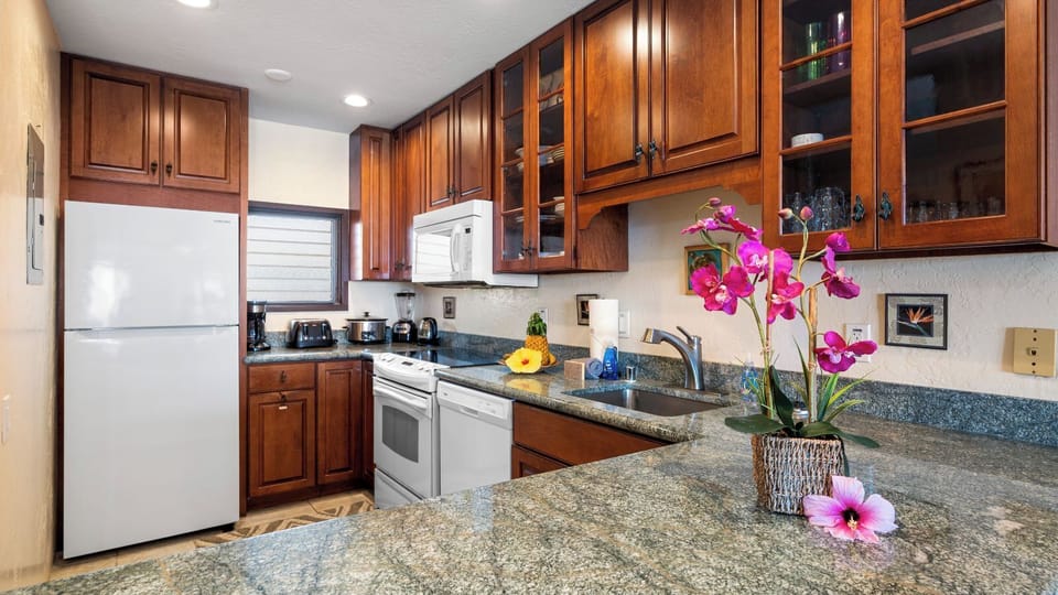 Condo, Multiple Beds, Lanai, Ocean View (Kona Bali Kai 314) | Private kitchen | Dining tables