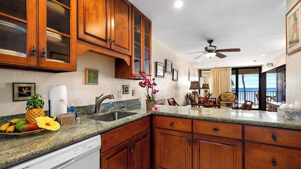 Condo, Multiple Beds, Lanai, Ocean View (Kona Bali Kai 314) | Private kitchen | Dining tables