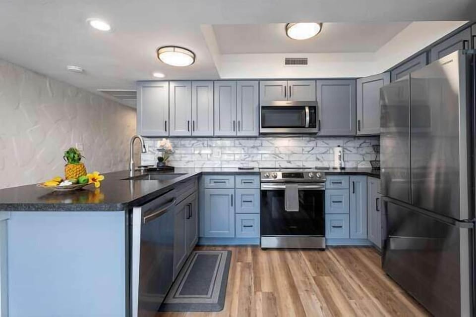 Condo, 1 King Bed, Lanai, Partial Ocean View (Casa de Emdeko 306) | Private kitchen | Dining tables