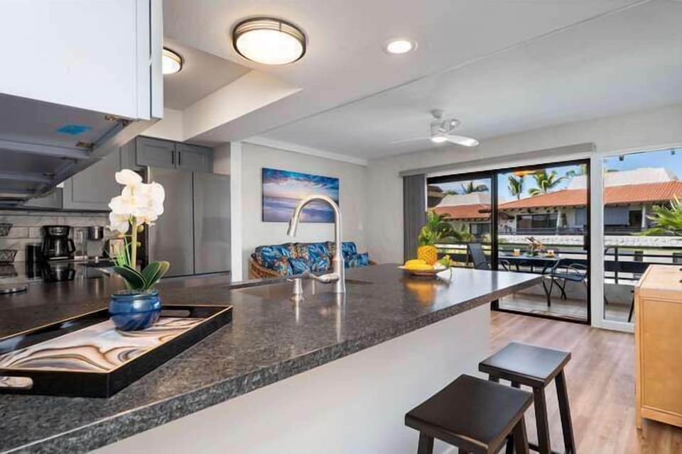 Condo, 1 King Bed, Lanai, Partial Ocean View (Casa de Emdeko 306) | Private kitchen | Dining tables