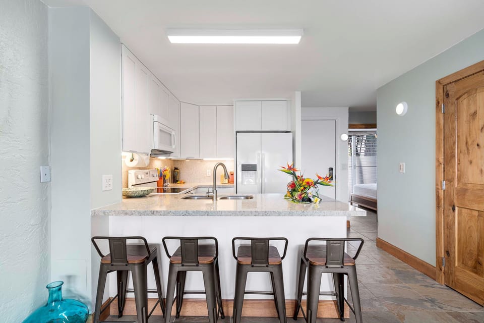 Condo, Multiple Beds, Kitchen, Ocean View (Alii Villas 134) | Private kitchen | Dining tables