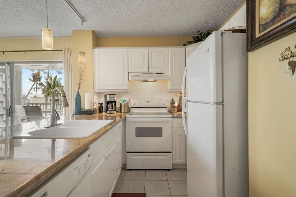 Condo, 1 King Bed with Sofa bed, Lanai, Ocean View (Alii Villas 324) | Private kitchen | Coffee/tea maker, dining tables