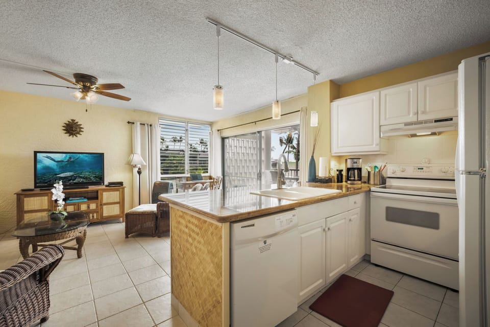Condo, 1 King Bed with Sofa bed, Lanai, Ocean View (Alii Villas 324) | Private kitchen | Coffee/tea maker, dining tables