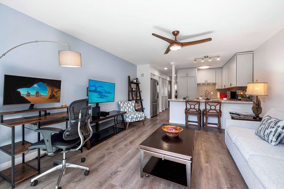 Condo, 1 Queen Bed, Lanai, Partial Ocean View (Kona Isle B25) | Living area | 42-inch flat-screen TV with digital channels