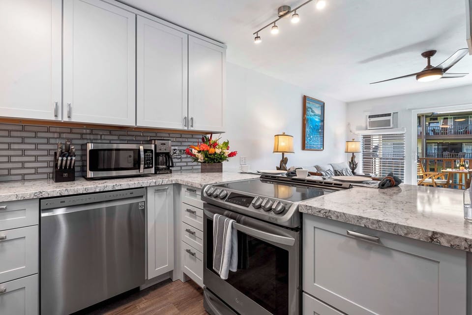Condo, 1 Queen Bed, Lanai, Partial Ocean View (Kona Isle B25) | Private kitchen | Coffee/tea maker, dining tables