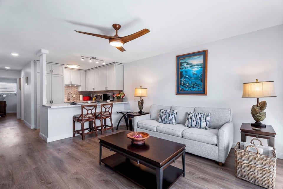 Condo, 1 Queen Bed, Lanai, Partial Ocean View (Kona Isle B25) | Living area | 42-inch flat-screen TV with digital channels