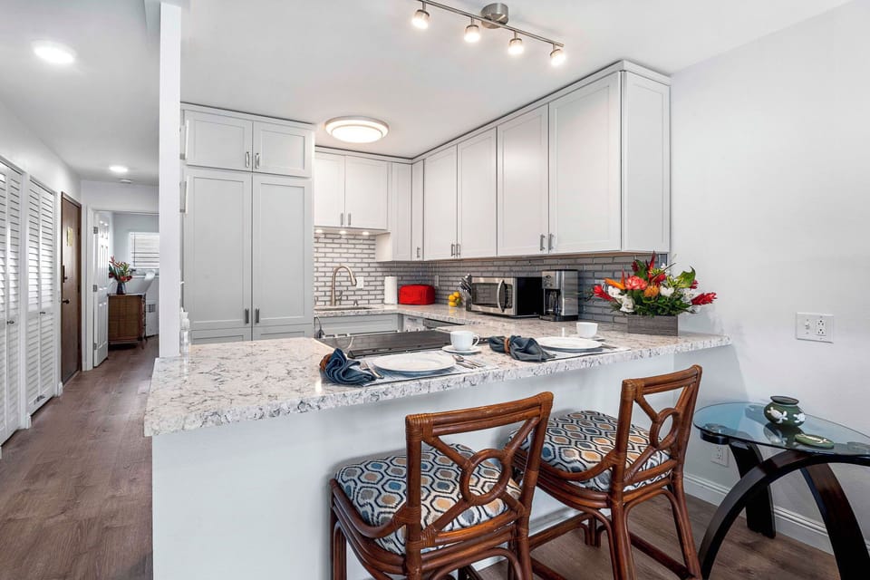 Condo, 1 Queen Bed, Lanai, Partial Ocean View (Kona Isle B25) | Private kitchen | Coffee/tea maker, dining tables