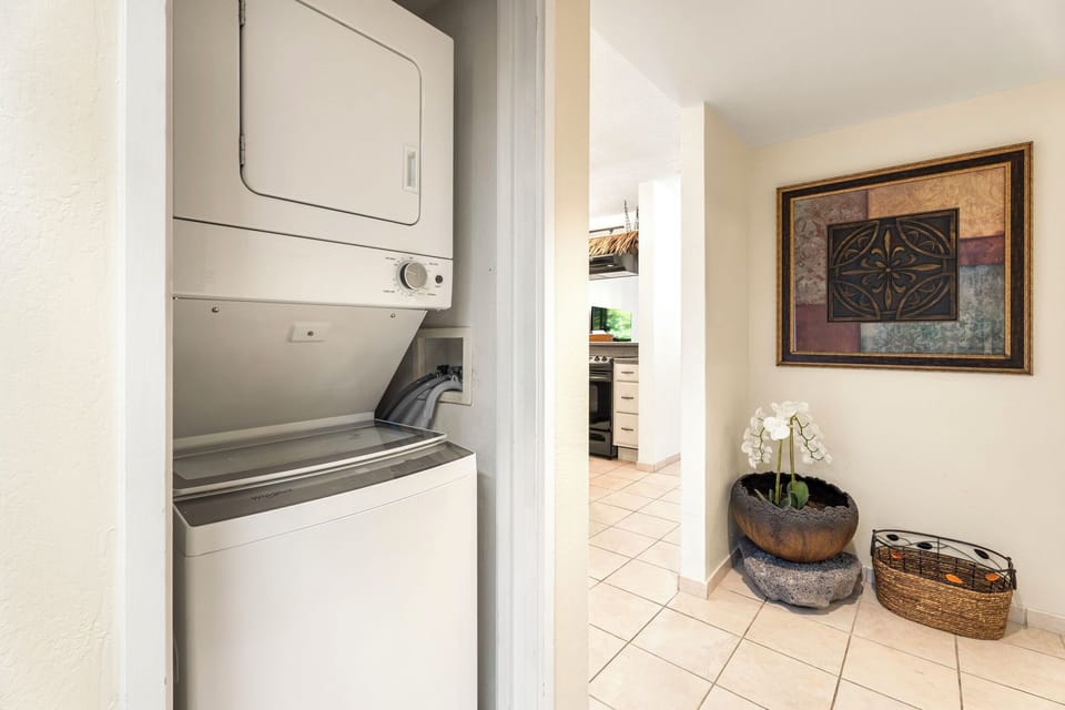 Condo, 1 Queen Bed, Lanai, Garden View (Kona Pacific C319) | Laundry