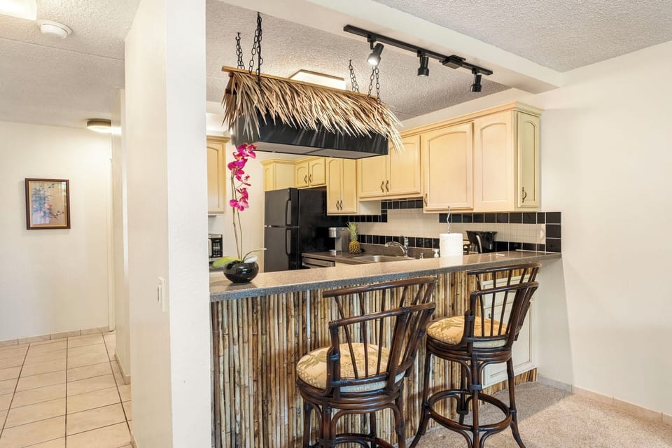 Condo, 1 Queen Bed, Lanai, Garden View (Kona Pacific C319) | Private kitchen | Dining tables