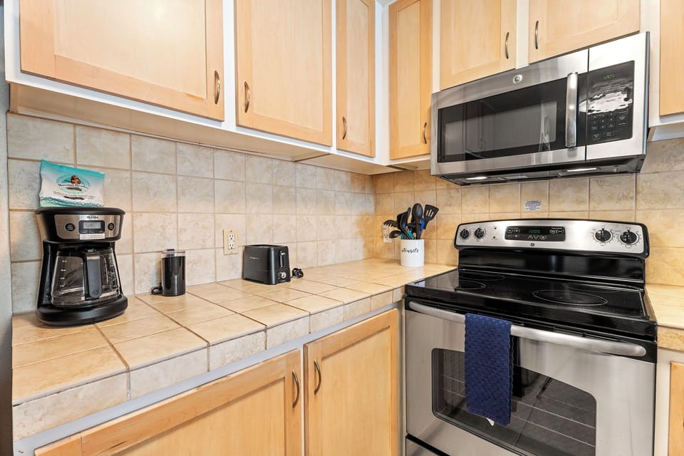 Condo, Multiple Beds, Lanai, Ocean View (Sea Village 4307) | Private kitchen | Dining tables
