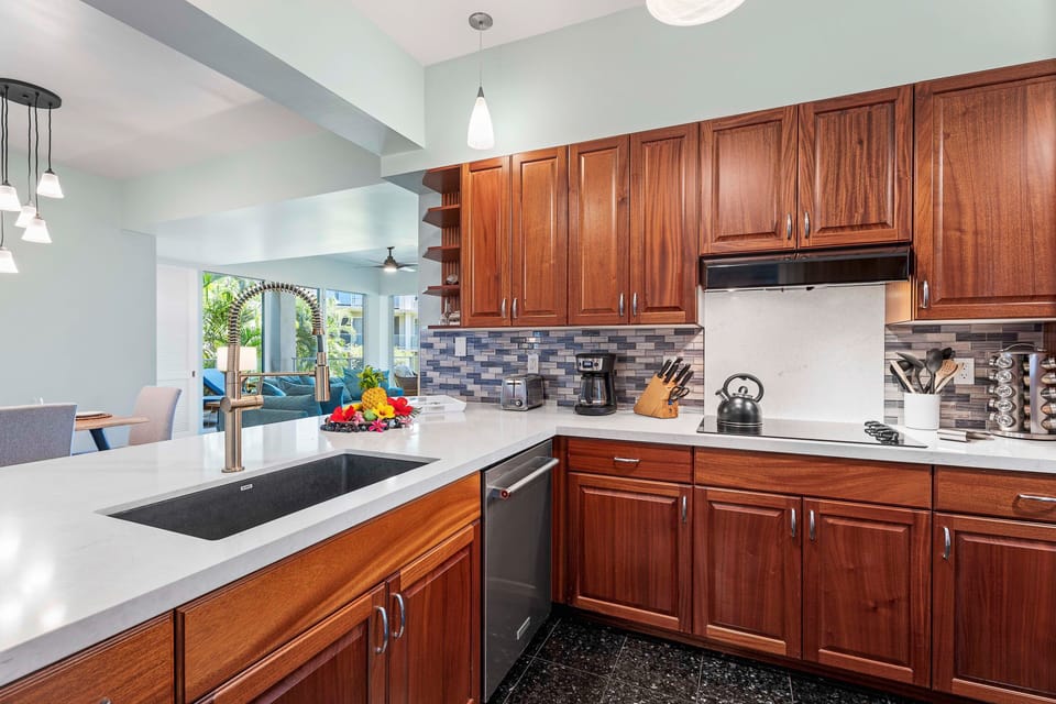 Condo, Multiple Beds, Lanai, Garden View (Vista Waikoloa D201) | Private kitchen | Dining table