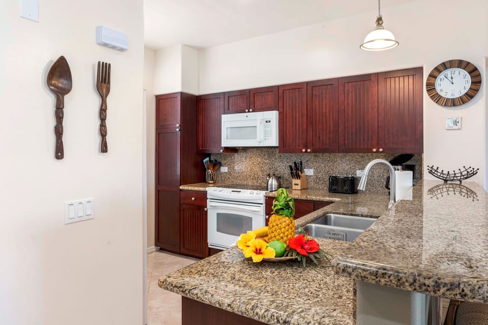 Condo, Multiple Beds, Lanai, Golf View (Fairway Villas Waikoloa I21) | Private kitchen | Dining table