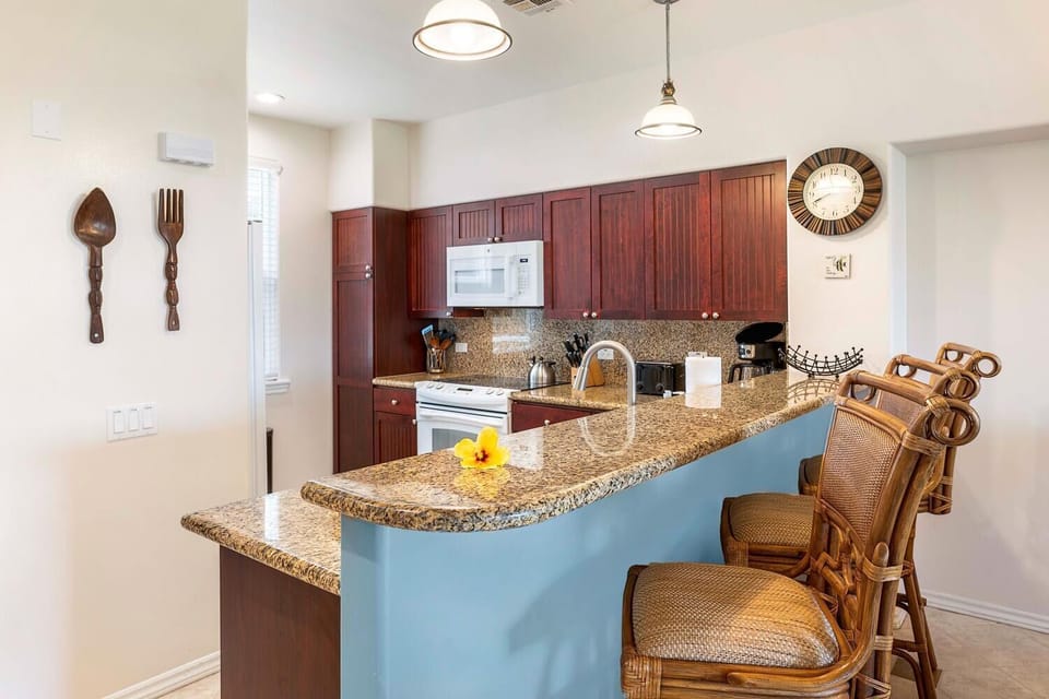 Condo, Multiple Beds, Lanai, Golf View (Fairway Villas Waikoloa I21) | Private kitchen | Dining table