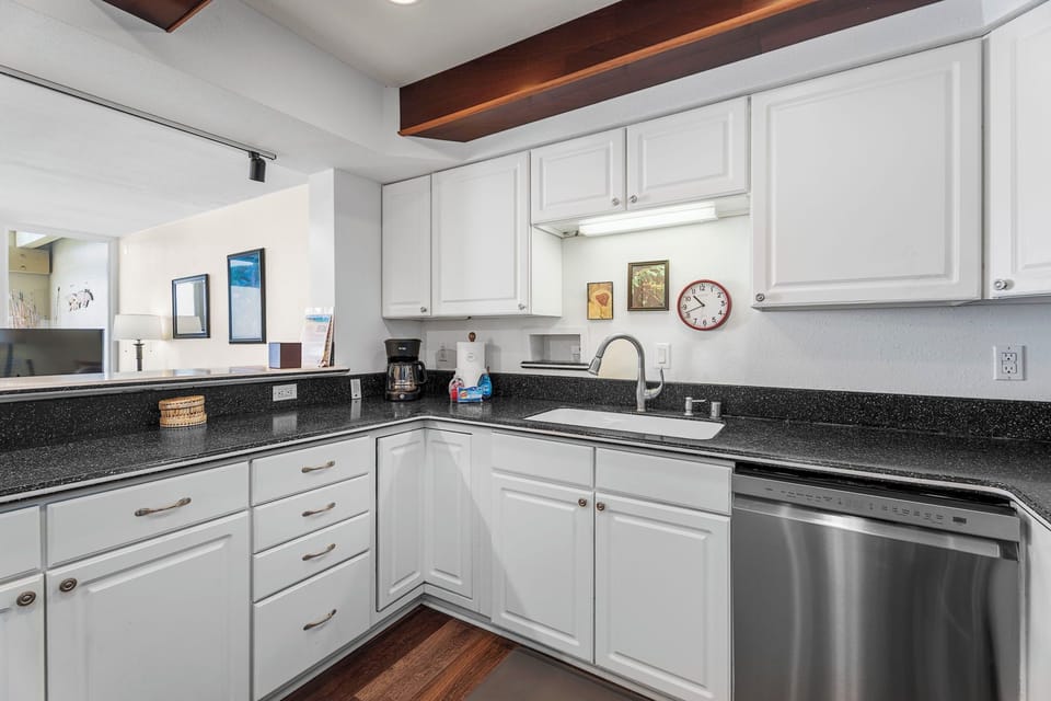 Condo, Multiple Beds, Balcony, Ocean View (Kona Bali Kai 201) | Private kitchen | Dining table