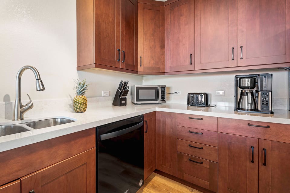 Condo, Multiple Beds, Lanai, Ocean View (Kona Pacific D622) | Private kitchen | Dining tables