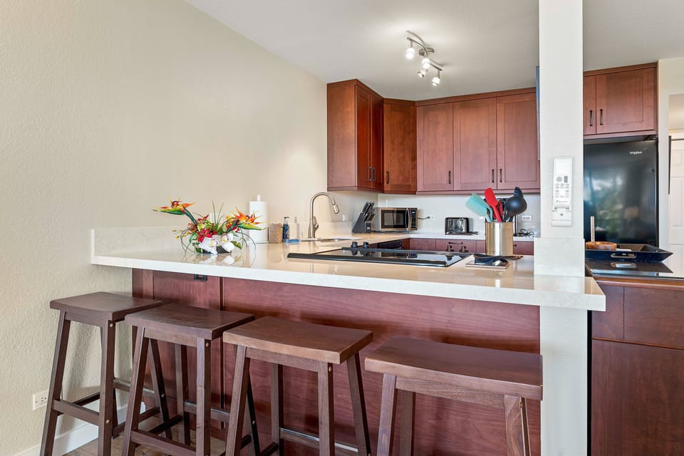 Condo, Multiple Beds, Lanai, Ocean View (Kona Pacific D622) | Private kitchen | Dining tables
