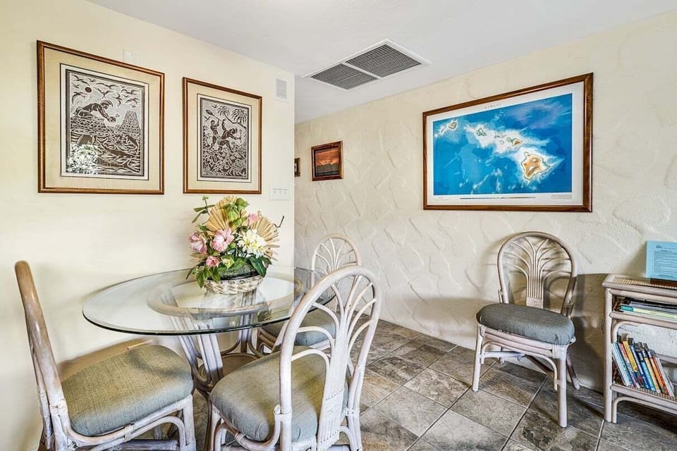 Condo, 1 King Bed with Sofa bed, Lanai, Partial Ocean View (Casa de Emdeko 216) | Interior