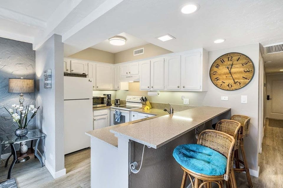 Condo, 1 King Bed with Sofa bed, Lanai, Garden View (Casa de Emdeko 221) | Private kitchen | Dining tables