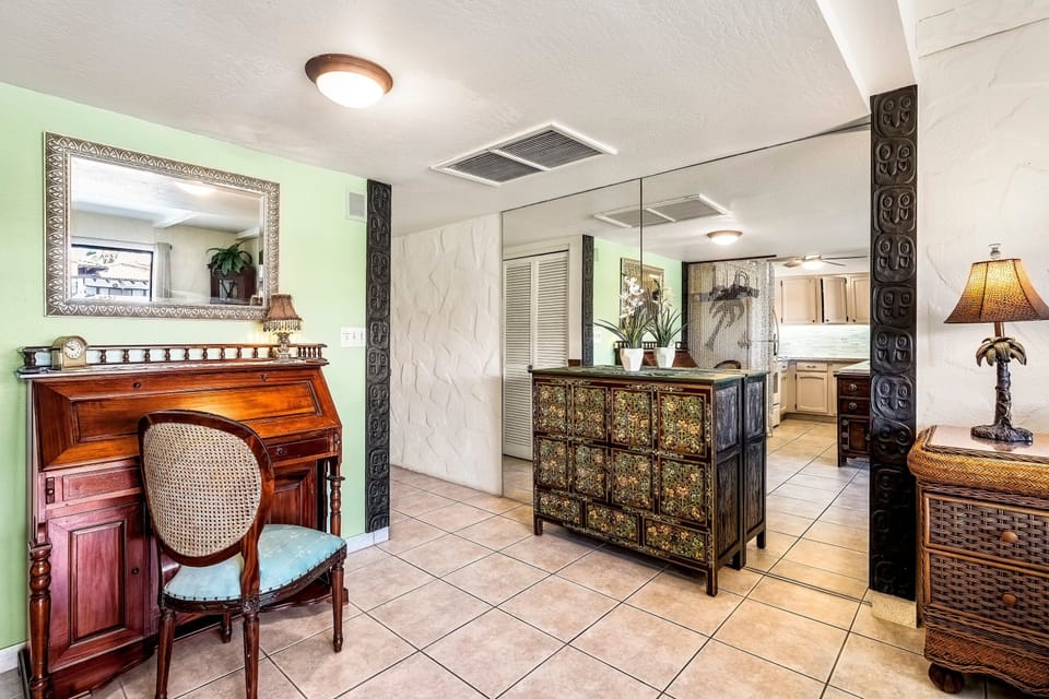 Condo, 1 Queen Bed with Sofa bed, Lanai, Partial Ocean View (Casa de Emdeko 310) | Interior