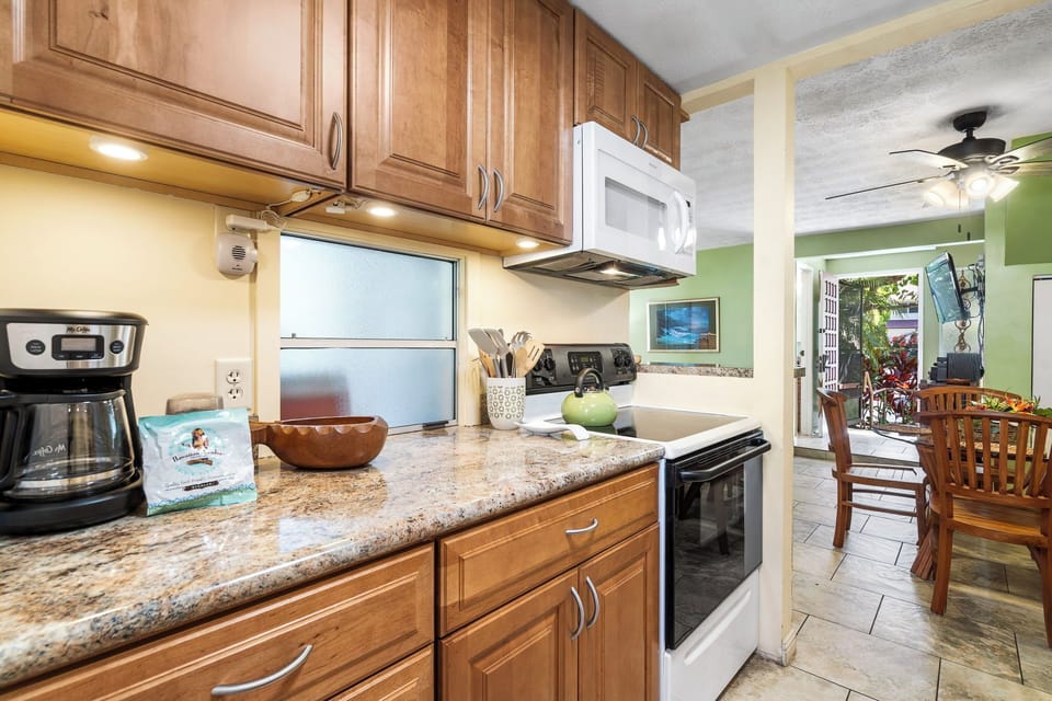 Townhome, Multiple Beds, Lanai, Garden View (Surf and Racquet 52) | Private kitchen | Dining table