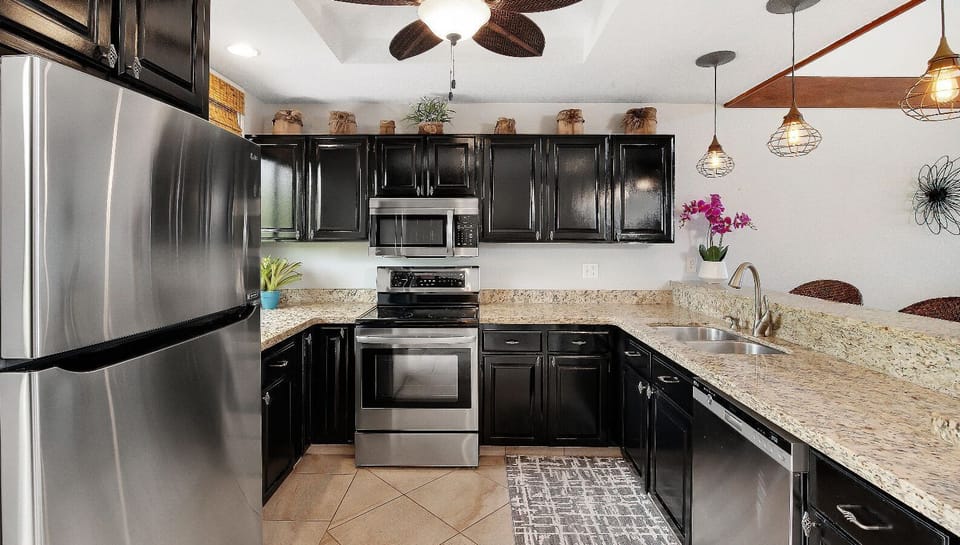 Condo, Multiple Beds, Balcony, Ocean View (Country Club Villas 341) | Private kitchen | Dining table