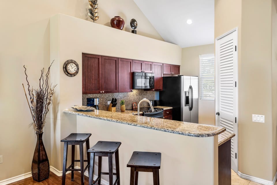 Condo, Multiple Beds, Lanai, Golf View (Fairway Villas Waikoloa G33) | Private kitchen | Dining table