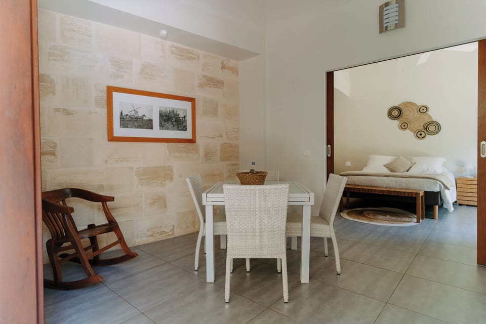 Comfort Studio, 1 Queen Bed, Pool View | Living area