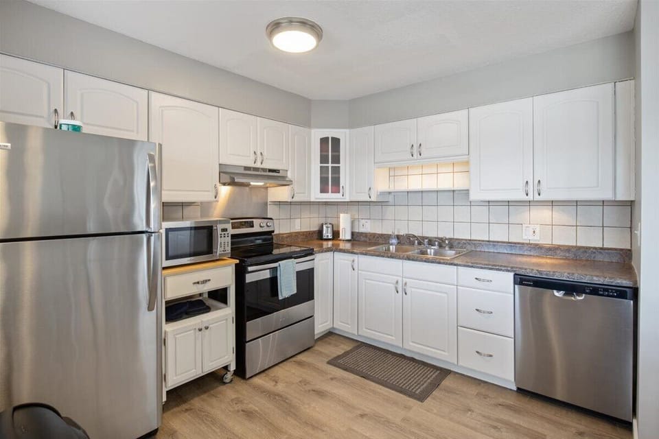 Spacious, fully equipped kitchen