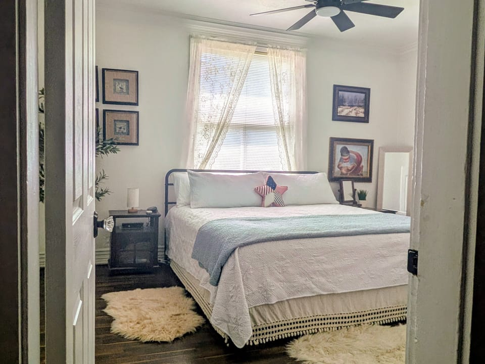 Master Bedroom, King Bed