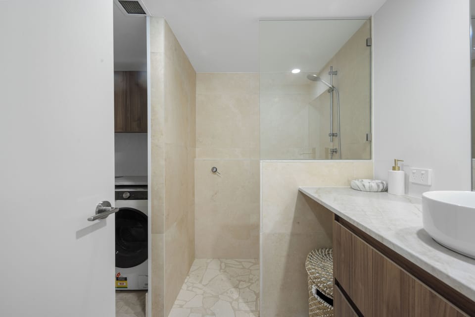 Simple and functional bathroom layout