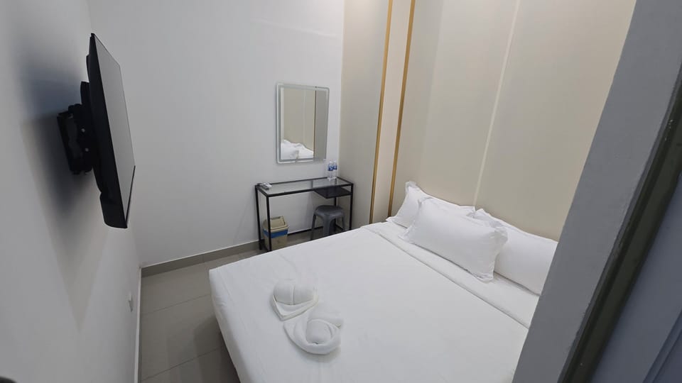 Room, 1 Queen Bed, Non Smoking | Desk, free WiFi