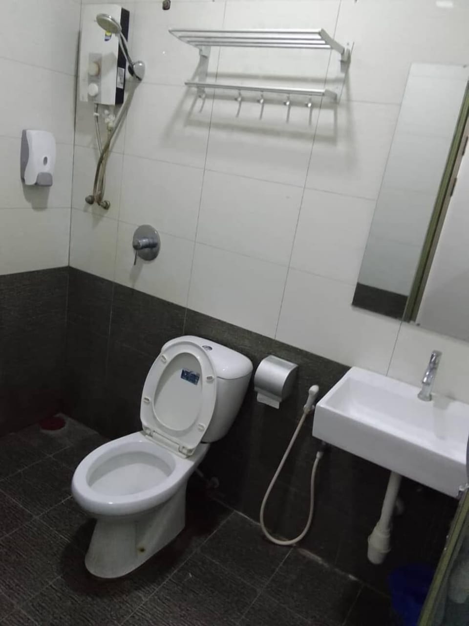 Room, 1 Queen Bed, Non Smoking | Bathroom | Shower, towels, soap, shampoo