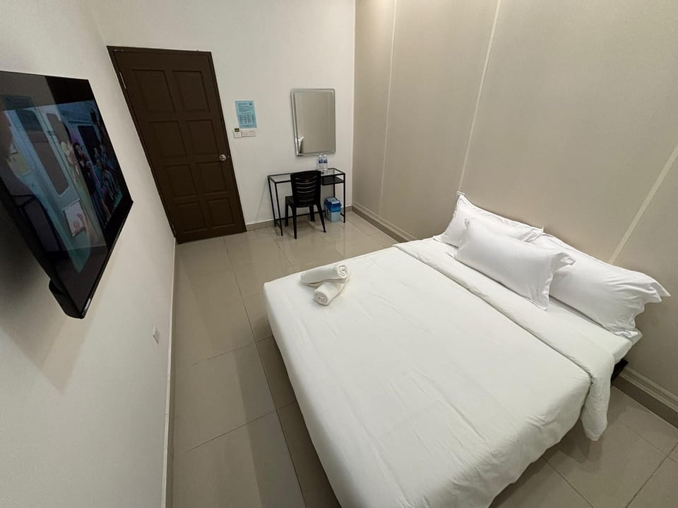 Room, 1 Queen Bed, Non Smoking | Desk, free WiFi