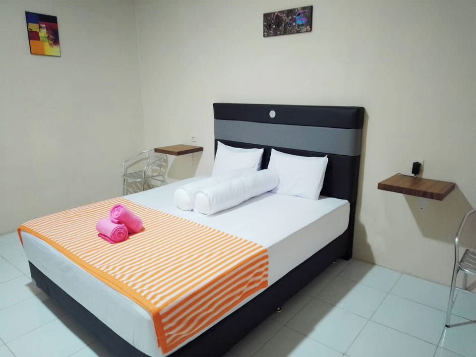 Standard Double Room, Balcony, Courtyard View | Desk, free WiFi