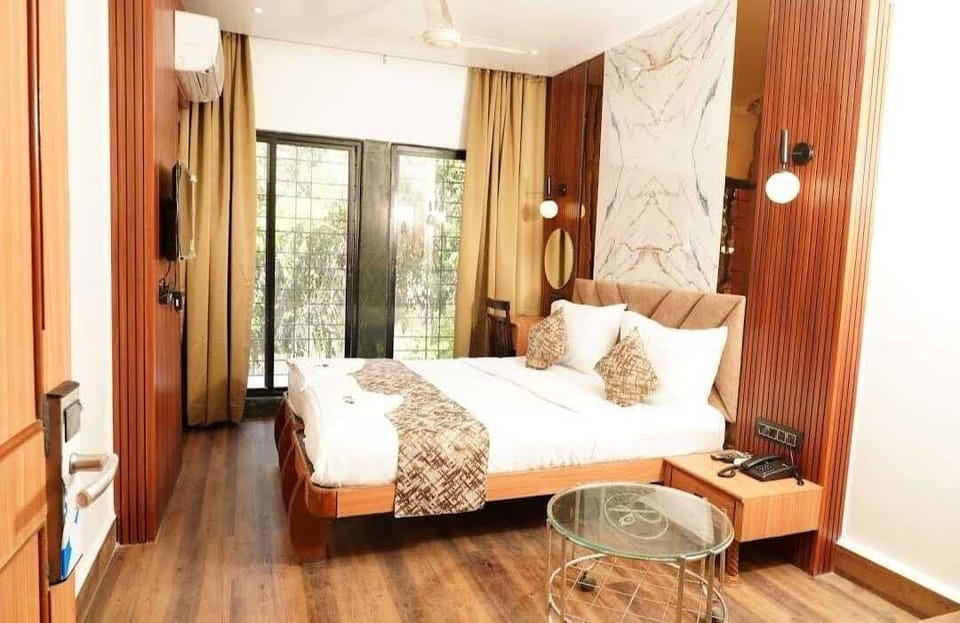 Classic Room | Desk, laptop workspace, free WiFi