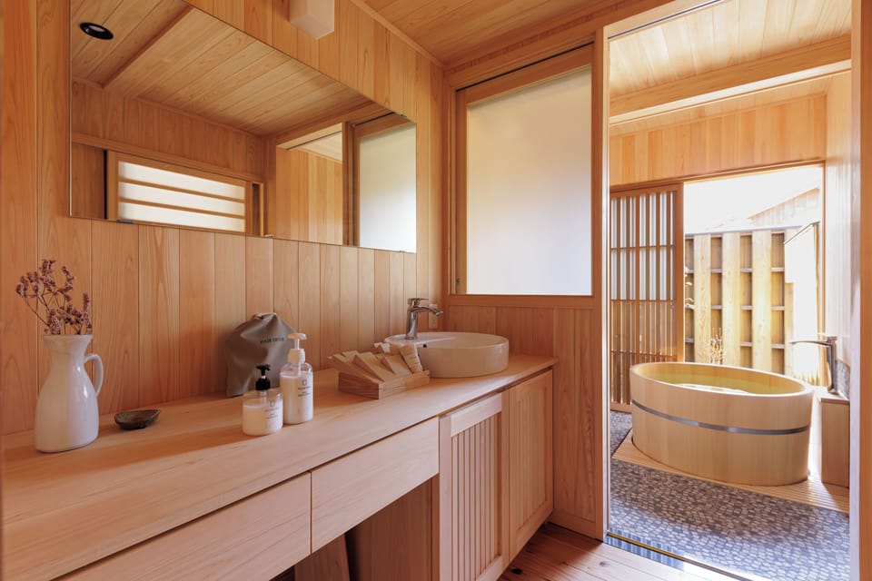 Premier Quadruple Room | Bathroom | Separate tub and shower, free toiletries, hair dryer, slippers