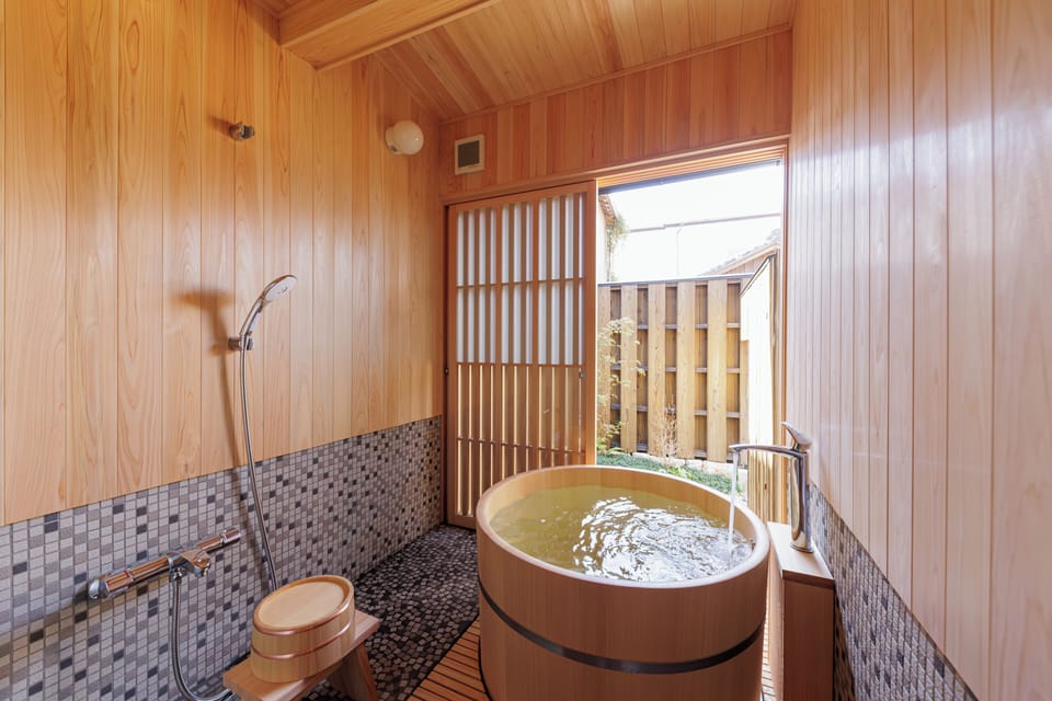 Premier Quadruple Room | Bathroom | Separate tub and shower, free toiletries, hair dryer, slippers