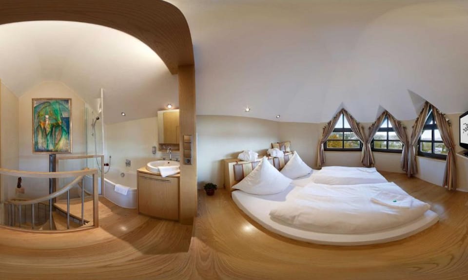 Suite | Desk, soundproofing, free WiFi, bed sheets