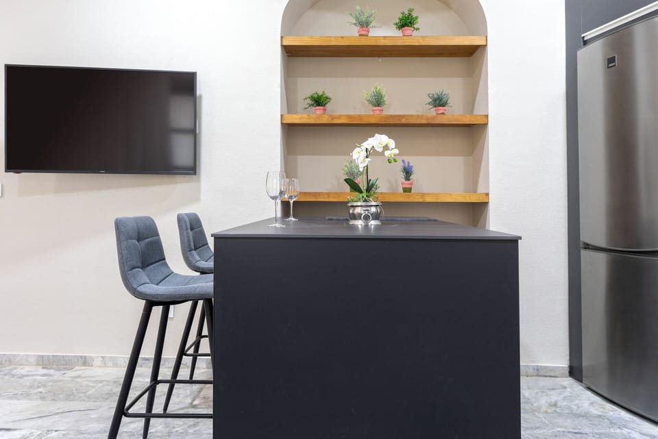 Apartment (3 Bedrooms) | Private kitchen | Full-size fridge, microwave, oven, stovetop