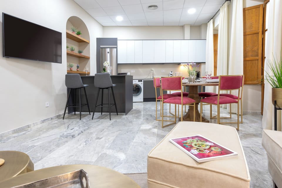 Apartment (3 Bedrooms) | Living area