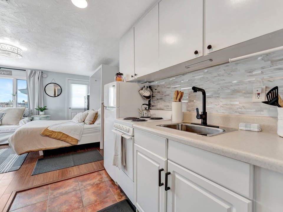 Home-cooked meals, even on vacation! Enjoy the convenience of our mini-kitchen