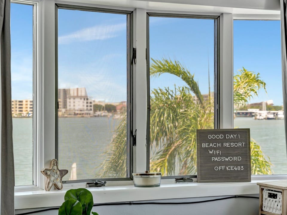 Where the view is always on point. Soak up the sunshine and stunning waterfront