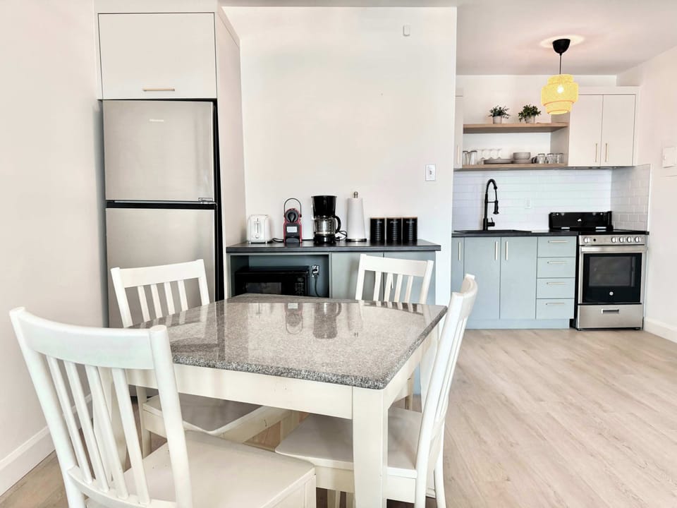 Partagez un repas entre amis ou en famille autour de notre table à manger, située dans l'espace cuisine.