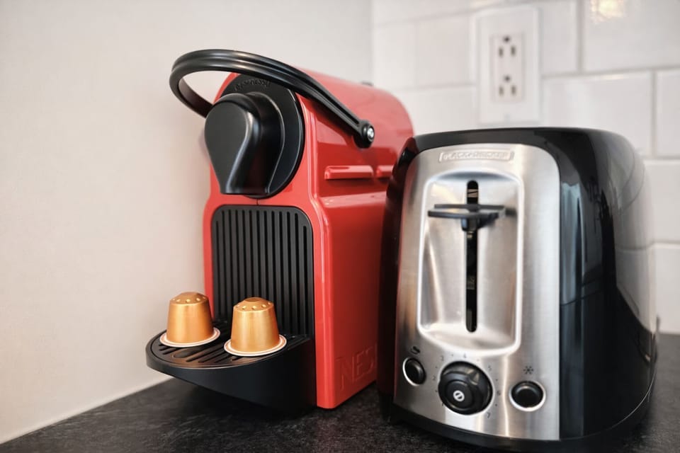 Préparez votre café du matin et faites griller une gourmandise avec style.