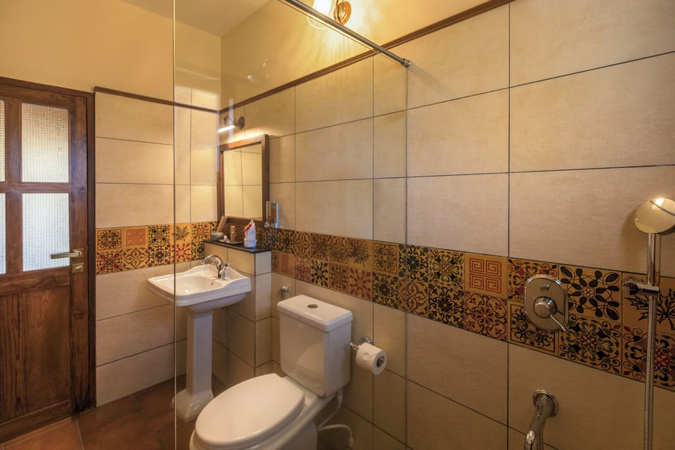 Deluxe Room | Bathroom | Bathrobes, slippers