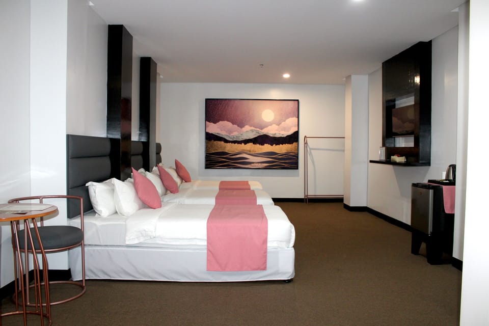 Family Room | Minibar, desk, free WiFi, bed sheets