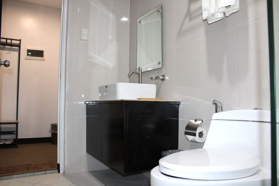 Superior Double Room | Bathroom | Shower, rainfall showerhead, free toiletries, hair dryer