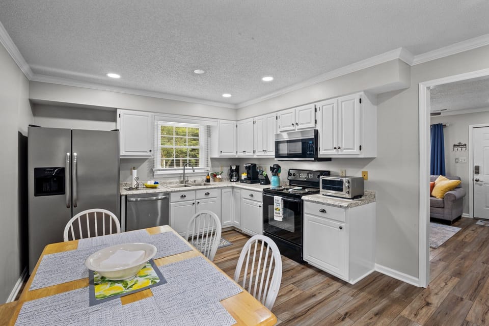 Fully equipped kitchen dine-in kitchen including dishwasher and 2 coffee makers