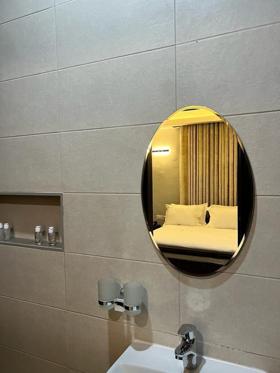 Shower, rainfall showerhead, free toiletries, hair dryer (on request)