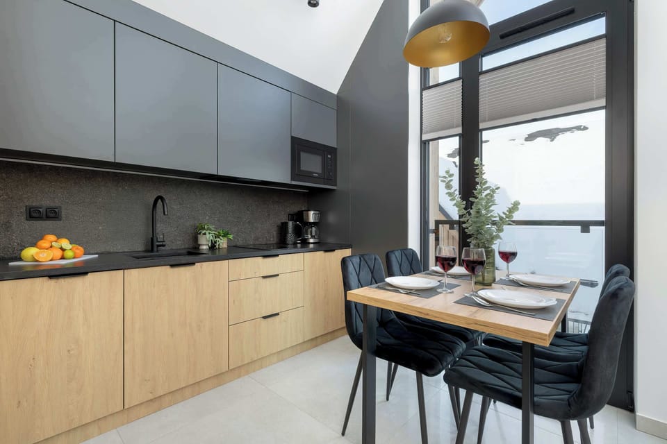 Kitchenette with plenty of kitchen utensils and dishes. 